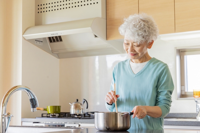 料理している祖母