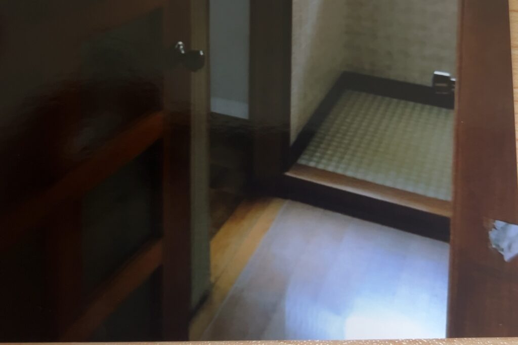 建て替え前の実家にあった段差のある廊下とトイレ入口
